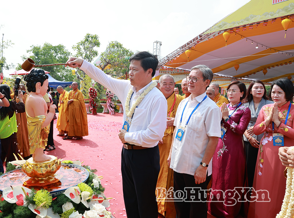 Đồng chí Trần Quốc Toản, Phó Bí thư Thường trực Tỉnh ủy, Chủ tịch Ủy ban MTTQ Việt Nam tỉnh, Trưởng Ban Chỉ đạo công tác Tôn giáo tỉnh cùng các đại biểu thực hiện nghi thức tắm Phật.