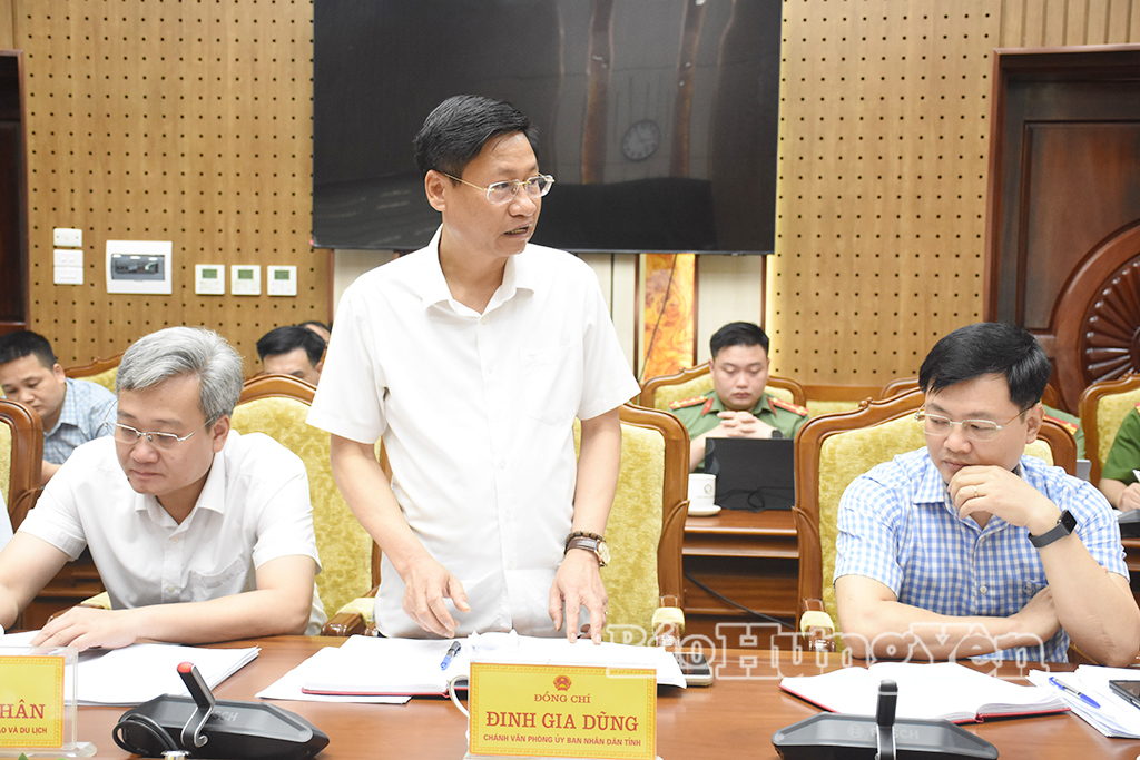 Lãnh đạo Văn phòng UBND tỉnh phát biểu tại cuộc họp.