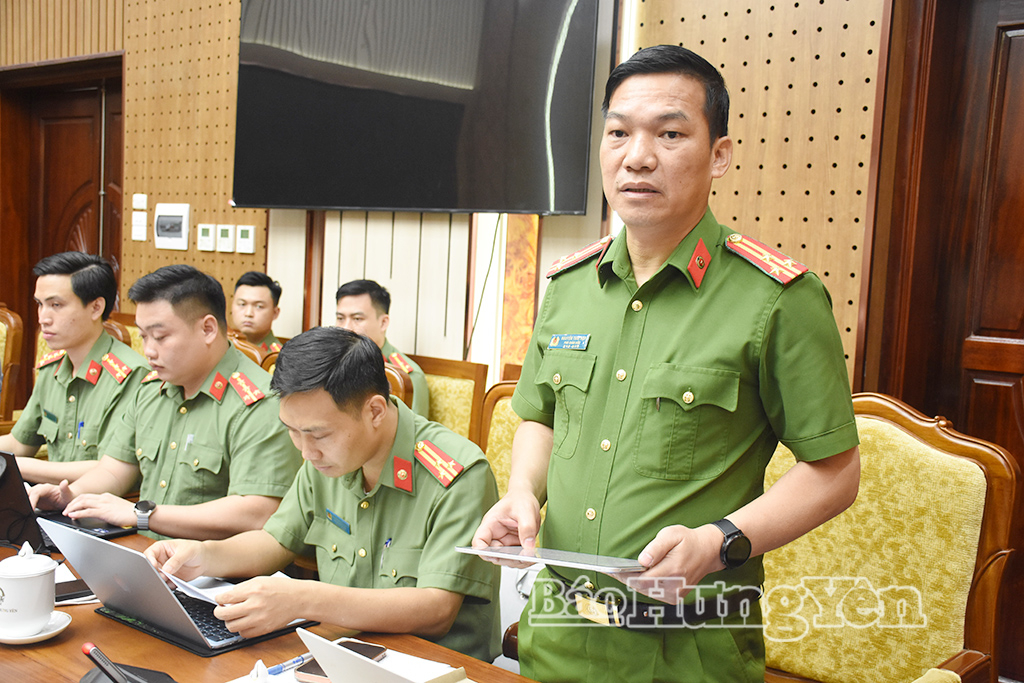 Lãnh đạo Công an tỉnh phát biểu tại cuộc họp.