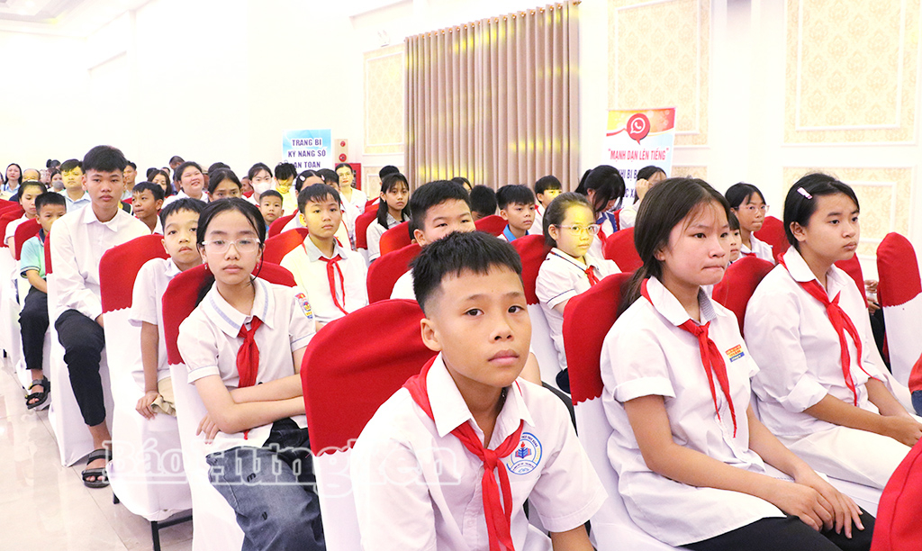 Các em học sinh dự lễ phát động. 