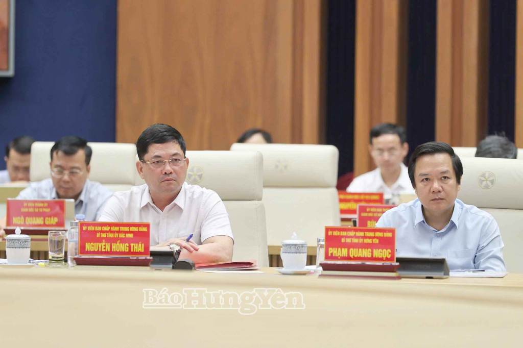 Đồng chí Phạm Quang Ngọc, Ủy viên Ban Chấp hành Trung ương Đảng, Bí thư Tỉnh ủy Hưng Yên và các đại biểu dự buổi làm việc.
