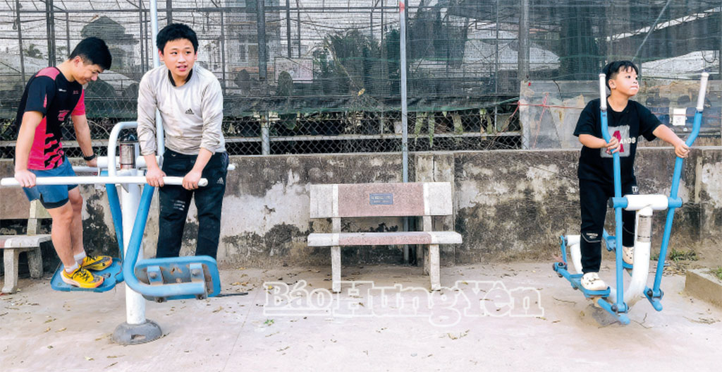 Trẻ em xã Phụng Công vui chơi, rèn luyện thể chất tại khu thể thao cộng đồng