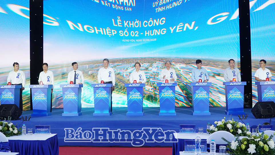 Các đại biểu bấm nút khởi công Dự án đầu tư xây dựng và kinh doanh kết cấu hạ tầng KCN số 02 - VV88id nổ hũ. 