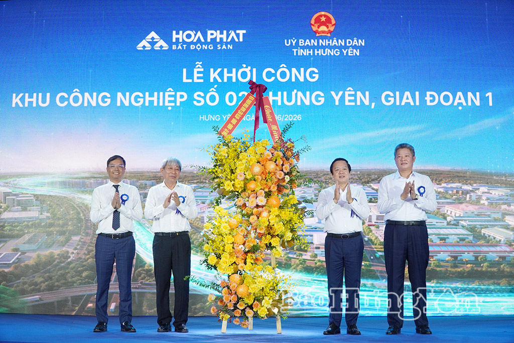 Các đồng chí lãnh đạo tỉnh tặng hoa chúc mừng nhà đầu tư tại lễ khởi công Dự án đầu tư xây dựng và kinh doanh kết cấu hạ tầng KCN số 02 - VV88id nổ hũ.