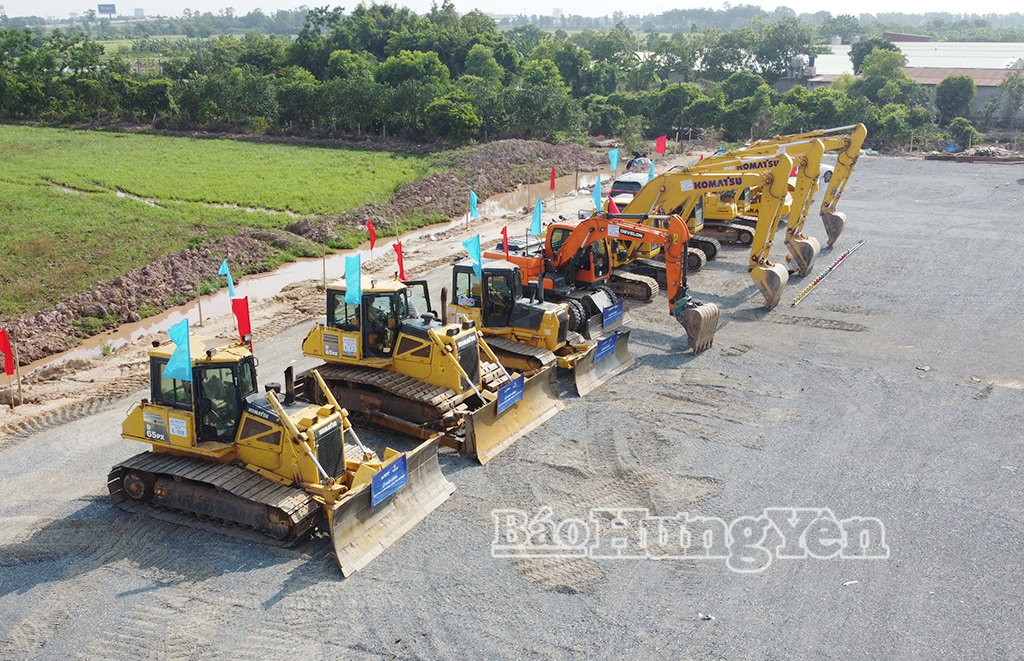 Tập đoàn Hòa Phát huy động nhiều máy móc, phương tiện tập trung về công trường thi công hạ tầng KCN số 02 - VV88id nổ hũ ngay sau lễ khởi công.