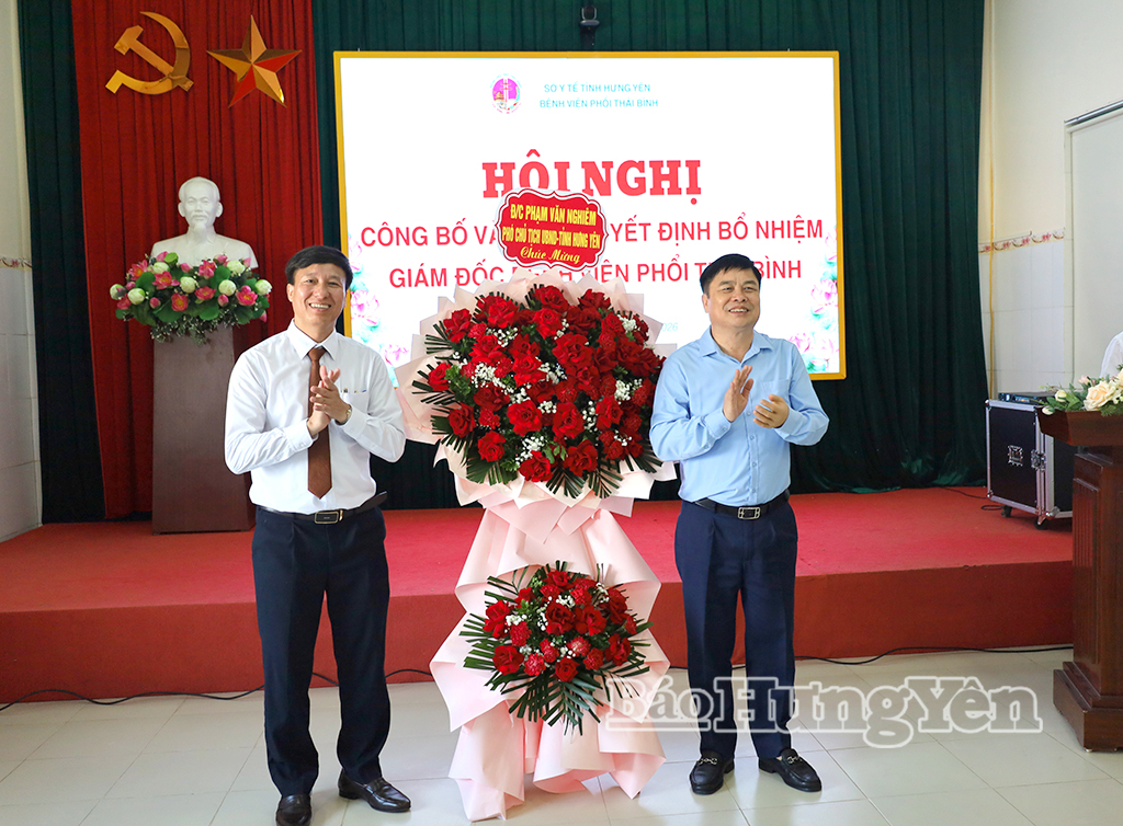Đồng chí Phạm Văn Nghiêm, Phó Chủ tịch UBND tỉnh tặng hoa chúc mừng.