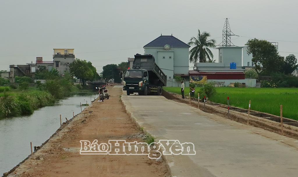 Đường liên thôn Bắc Lịch Động - Nam Lịch Động với chiều dài 800 m được mở rộng 7m.