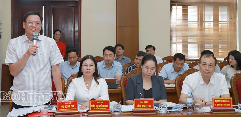 Đồng chí Vũ Kim Cứ, Ủy viên Ban Thường vụ Tỉnh ủy, Trưởng ban Quản lý khu kinh tế tỉnh phát biểu tại buổi làm việc.