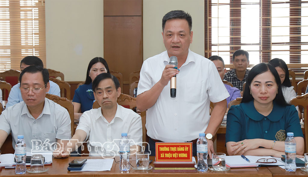 Lãnh đạo xã Triệu Việt Vương phát biểu.