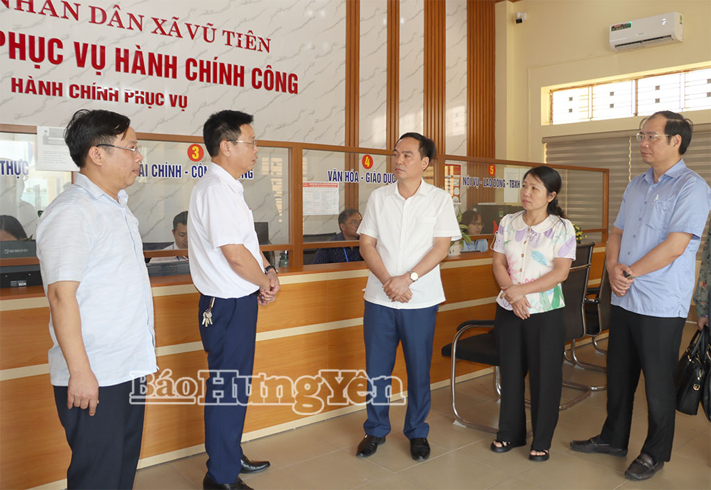 Đoàn khảo sát thực tế tại Trung tâm Phục vụ hành chính công xã Vũ Tiên.