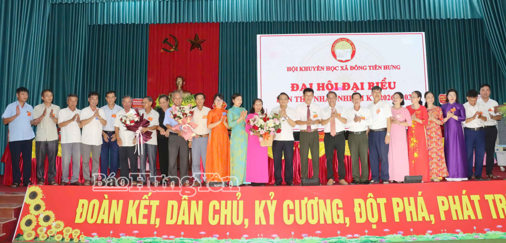 Lãnh đạo Hội Khuyến học tỉnh và lãnh đạo xã Đông Tiên Hưng tặng hoa chúc mừng Ban Chấp hành Hội Khuyến học xã nhiệm kỳ 2026 - 2031.