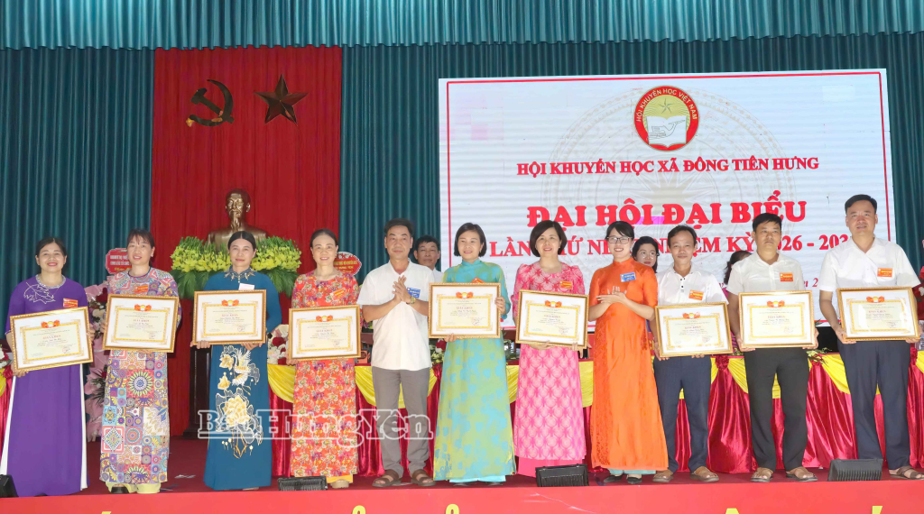 Hội Khuyến học xã khen thưởng giáo viên đạt danh hiệu Chiến sĩ thi đua.