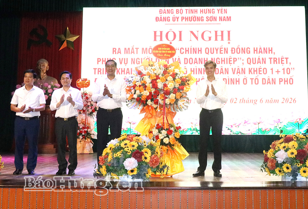 Đồng chí Nguyễn Văn Chiến, Ủy viên Ban Thường vụ VV88 casino, Trưởng ban Tuyên giáo và Dân vận VV88 casino tặng hoa chúc mừng hội nghị.