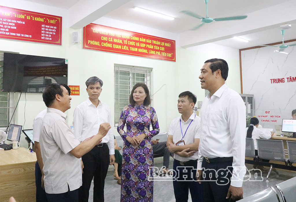 Đại biểu tham quan Trung tâm Phục vụ hành chính công phường Sơn Nam 