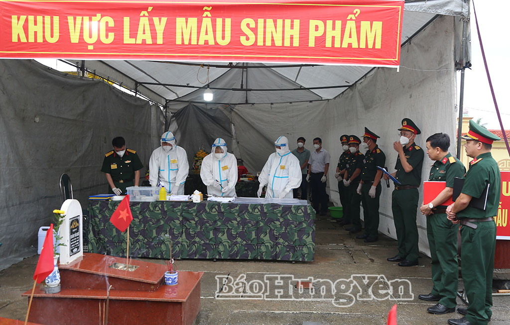 Lấy mẫu hài cốt liệt sĩ chưa xác định được thông tin trong nghĩa trang liệt sĩ Hưng Nhân (xã Long Hưng).