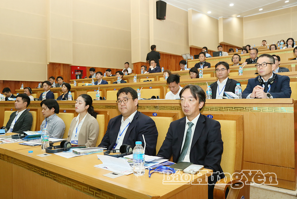 Các đại biểu dự chương trình.
