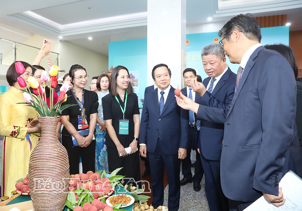 Các đại biểu tham quan gian trưng bày sản phẩm OCOP tỉnh Hưng Yên bên lề chương trình.