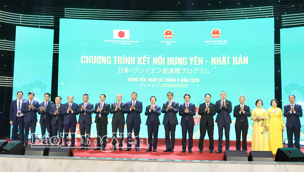 Các đại biểu chụp ảnh lưu niệm.