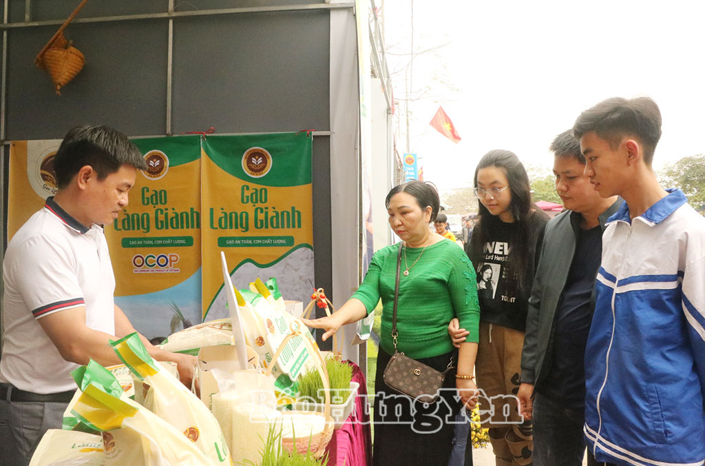 Hợp tác xã Dịch vụ nông nghiệp An Ninh (xã Phụ Dực) giới thiệu sản phẩm tới du khách tại lễ hội đền Trần tỉnh Hưng Yên năm 2026.