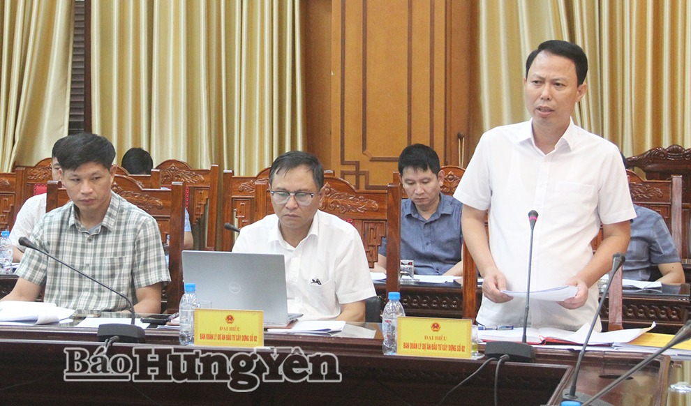 Đại diện Ban Quản lý dự án đầu tư xây dựng số 2 phát biểu tại cuộc họp.