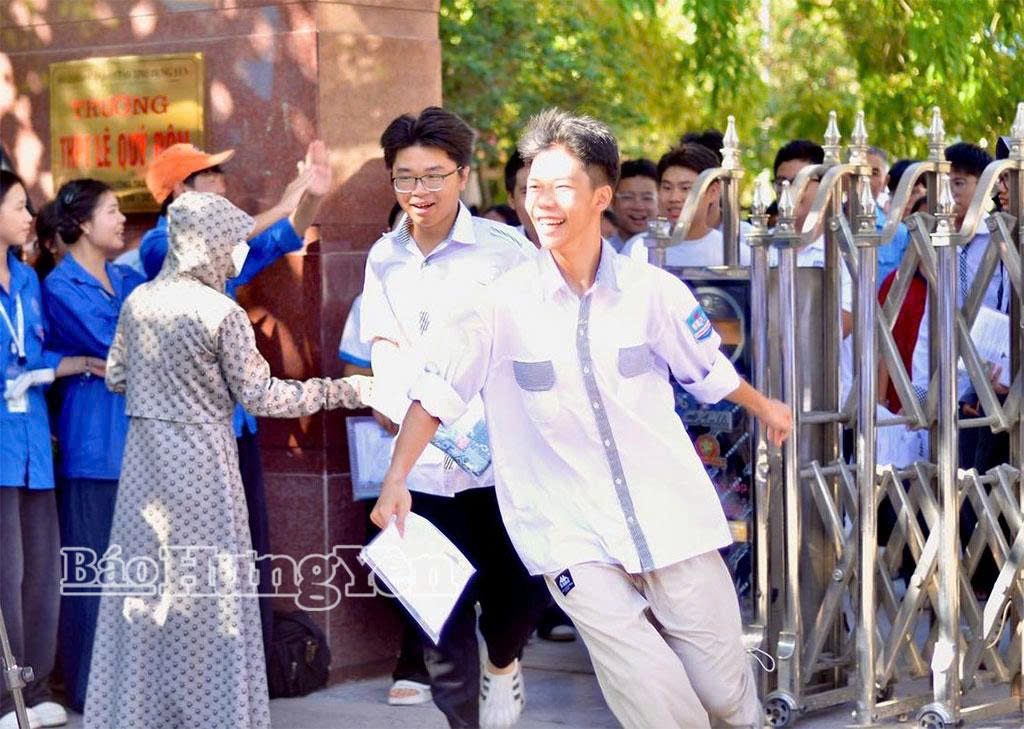 Thí sinh hoàn thành kỳ thi vào lớp 10 THPT công lập năm học 2026 - 2027 tại Hội đồng coi thi Trường THPT Lê Quý Đôn (phường Trần Hưng Đạo).
