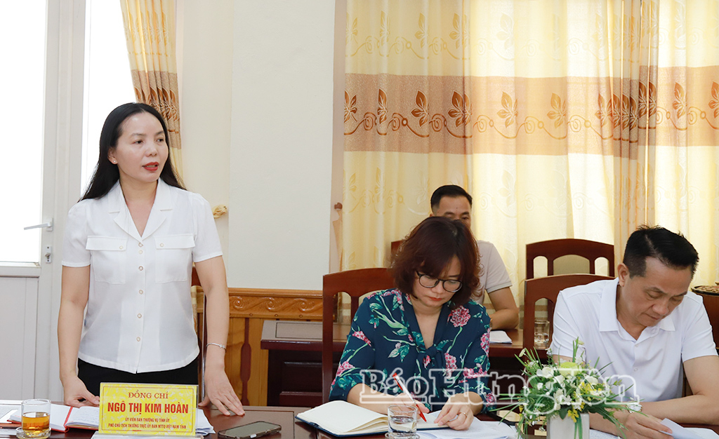 Đồng chí Ngô Thị Kim Hoàn, Ủy viên Ban Thường vụ Tỉnh ủy, Phó Chủ tịch Thường trực Ủy ban MTTQ Việt Nam tỉnh phát biểu tại hội nghị.