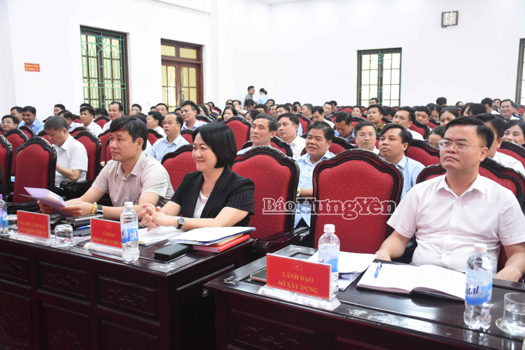 Các đại biểu dự buổi làm việc.