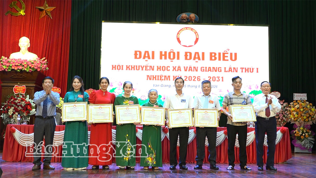 Hội Khuyến học tỉnh khen thưởng các cá nhân, tập thể tiêu biểu trong phong trào khuyến học, khuyến tài của xã Văn Giang giai đoạn 2020 - 2025.