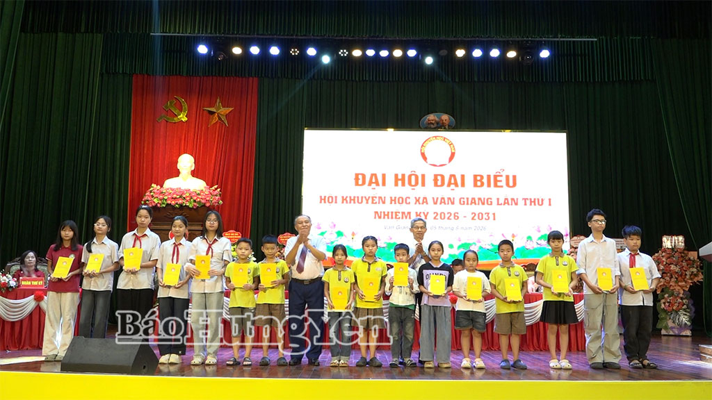 Hội Khuyến học xã Văn Giang trao học bổng cho học sinh có hoàn cảnh khó khăn vươn lên trong học tập.