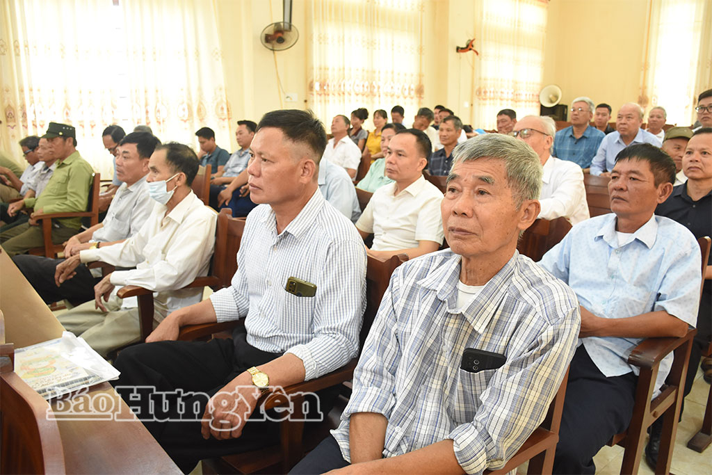 Nhân dân xã A Sào tham gia buổi tiếp xúc, đối thoại.