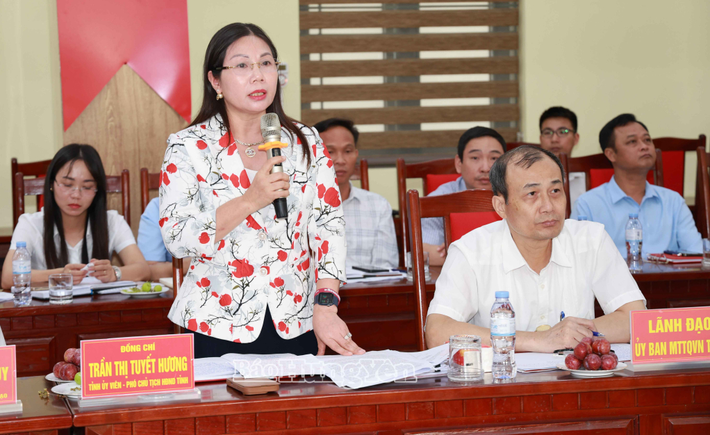 Đồng chí Trần Thị Tuyết Hương, Phó Chủ tịch HĐND tỉnh phát biểu tại buổi làm việc. Lãnh đạo xã Lương Bằng phát biểu thảo luận tại buổi làm việc.