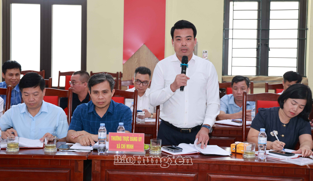 Lãnh đạo xã Chí Minh phát biểu thảo luận tại buổi làm việc.