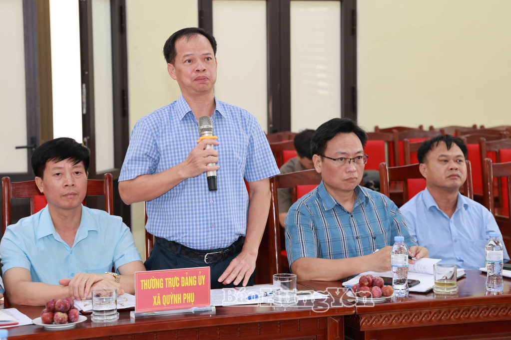 Lãnh đạo xã Quỳnh Phụ phát biểu thảo luận tại buổi làm việc.