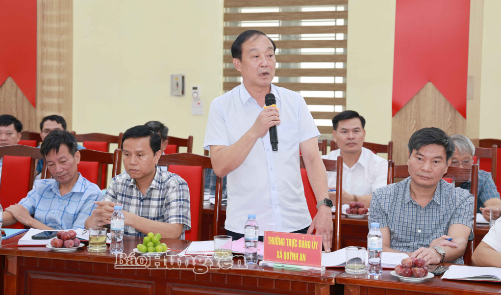 Lãnh đạo xã Quỳnh An phát biểu tại buổi làm việc.