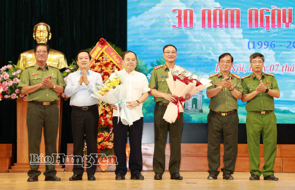 Đồng chí Phạm Quang Ngọc, Ủy viên Ban Chấp hành Trung ương Đảng, Bí thư Tỉnh ủy và Ban liên lạc Công an đồng hương Hưng Yên tại Hà Nội tặng hoa chúc mừng các hội viên được Đảng, 8J88 phiên bản  bổ nhiệm chức vụ mới.