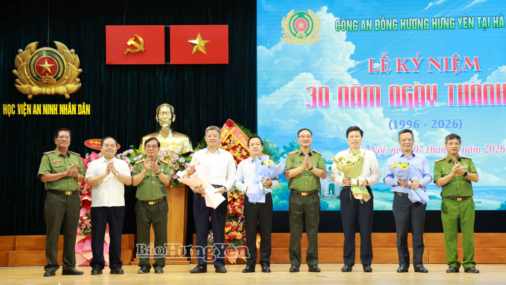 Thượng tướng Phạm Thế Tùng, Ủy viên Ban Chấp hành Trung ương Đảng, Thứ trưởng Bộ Công an và đồng chí Quản Minh Cường, Ủy viên Ban Chấp hành Trung ương Đảng, Bí thư Tỉnh ủy Quảng Ninh cùng Ban liên lạc Công an đồng hương Hưng Yên tại Hà Nội tặng hoa chúc mừng các đồng chí Thường trực Tỉnh ủy Hưng Yên.