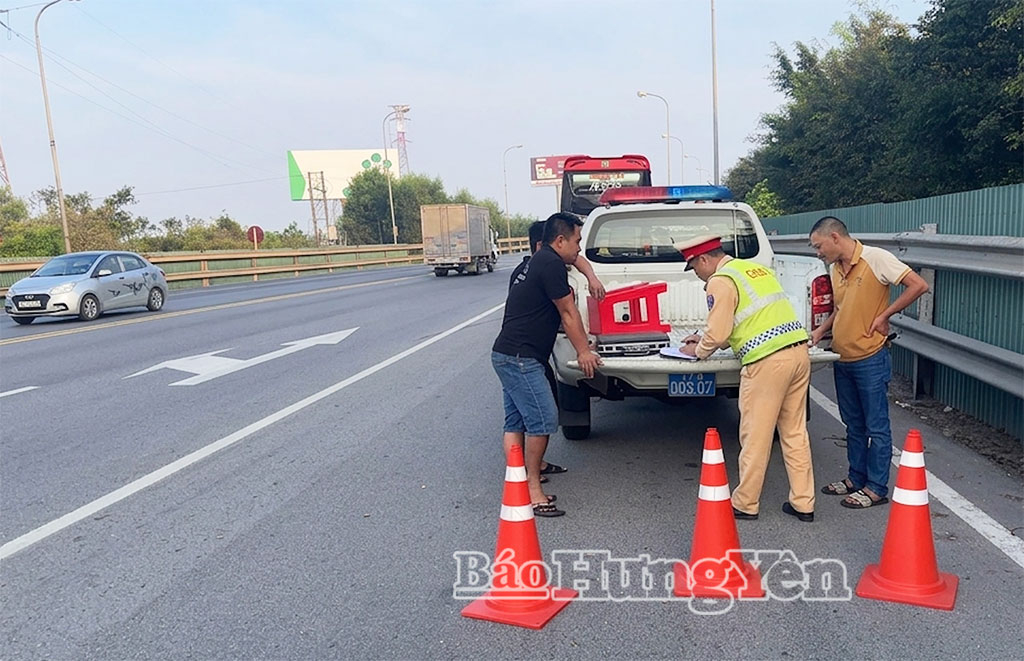 Cảnh báo nguy cơ tai nạn giao thông do dừng, đỗ xe trái quy định