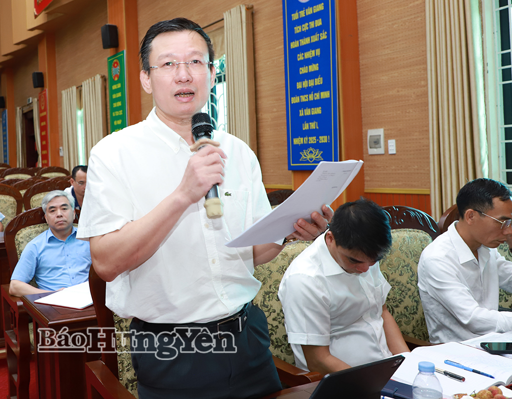 Lãnh đạo xã Phụng Công phát biểu tại buổi làm việc.
