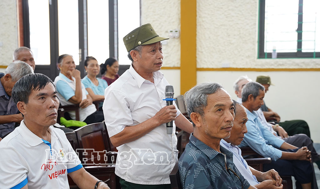 Cử tri phát biểu ý kiến tại hội nghị.