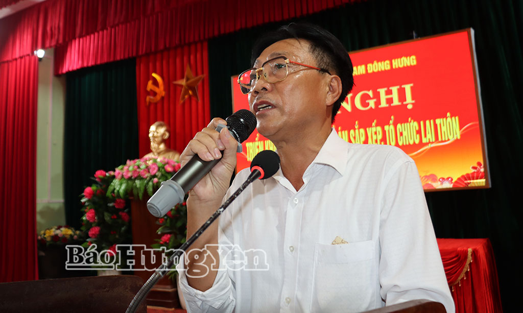 Đại biểu đại diện thôn đóng góp ý kiến vào đề án sắp xếp, tổ chức lại thôn.