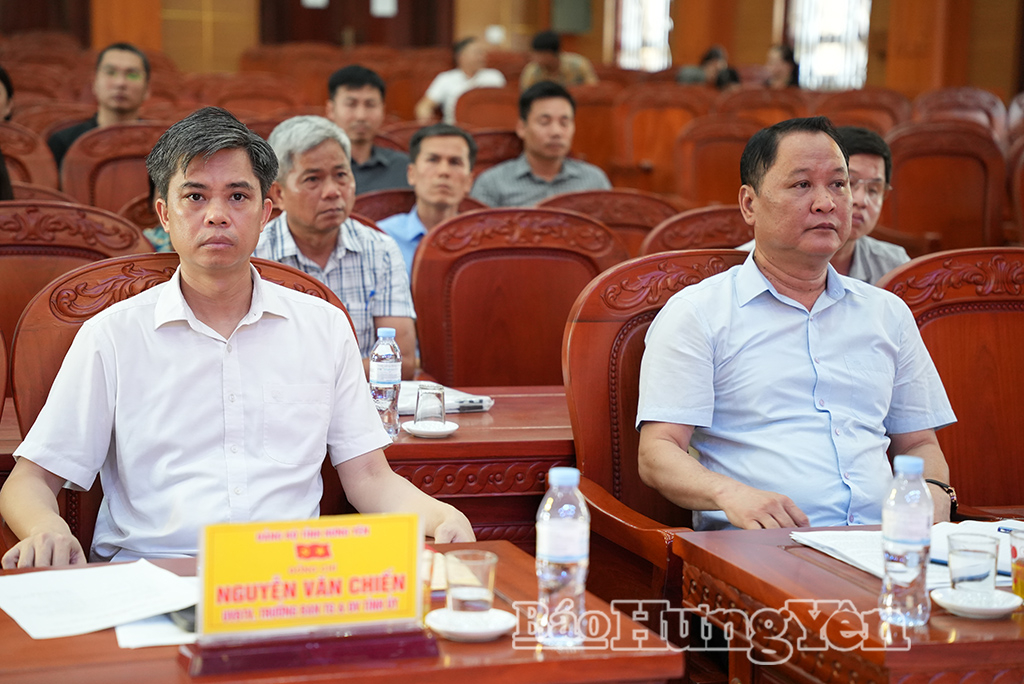 Đồng chí Nguyễn Văn Chiến, Ủy viên Ban Thường vụ Tỉnh ủy, Trưởng ban Tuyên giáo và Dân vận Tỉnh ủy và các đại biểu dự hội nghị.
