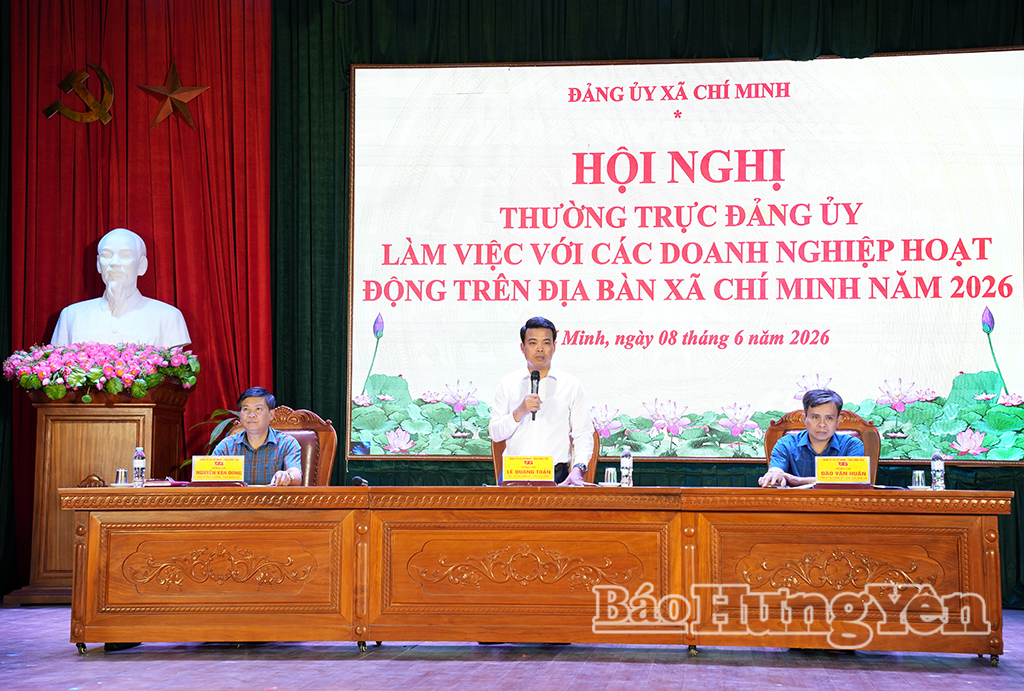Các đồng chí Thường trực Đảng ủy xã Chí Minh chủ trì hội nghị.