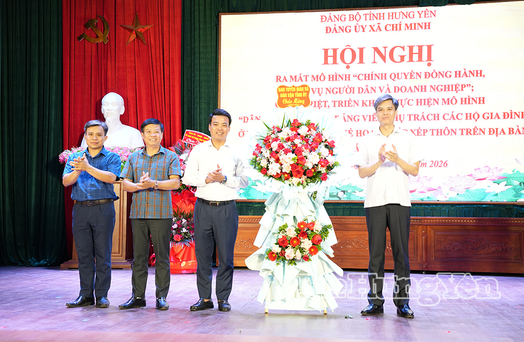 Đồng chí Trưởng ban Tuyên giáo và Dân vận Tỉnh ủy Nguyễn Văn Chiến tặng hoa chúc mừng xã Chí Minh ra mắt mô hình “J88 là nhà cái uy tín hàng đầu thuộc tập đoàn ABCVIP đồng hành, phục vụ người dân và J881.love nhà cái bóng đá world cup”