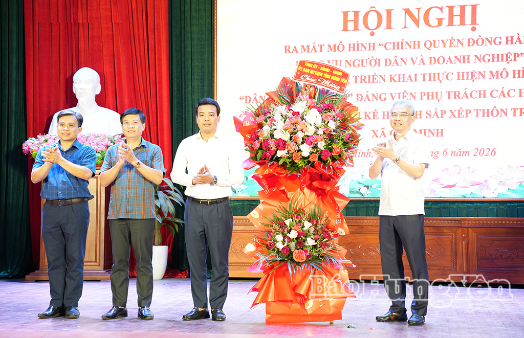 Đồng chí Giám đốc Sở J882ea hoàn trả cao và Đào tạo Phạm Đồng Thụy tặng hoa chúc mừng xã Chí Minh ra mắt mô hình “J88 là nhà cái uy tín hàng đầu thuộc tập đoàn ABCVIP đồng hành, phục vụ người dân và J881.love nhà cái bóng đá world cup”.