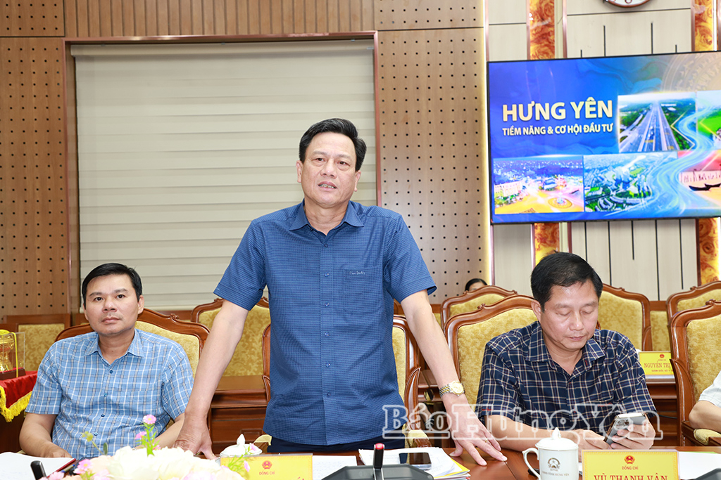 Đồng chí Trưởng ban Quản lý Khu kinh tế và các khu công nghiệp tỉnh Vũ Kim Cứ phát biểu tại buổi làm việc.