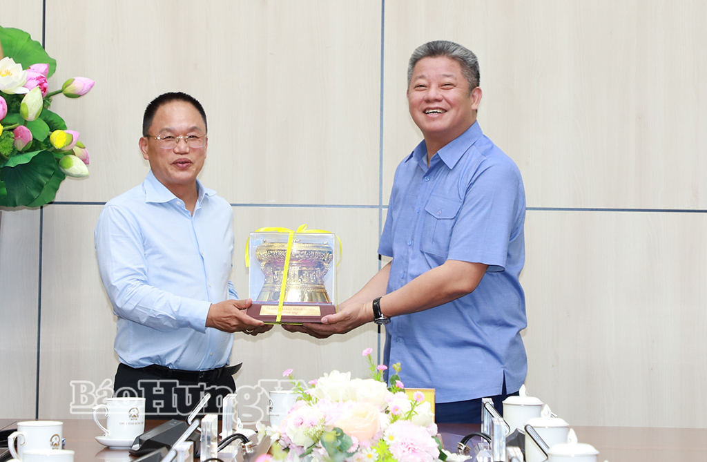 Đồng chí Nguyễn Mạnh Quyền, Phó Bí thư Tỉnh ủy, Chủ tịch UBND tỉnh tặng quà lưu niệm Câu lạc bộ Doanh nhân Sao Đỏ.