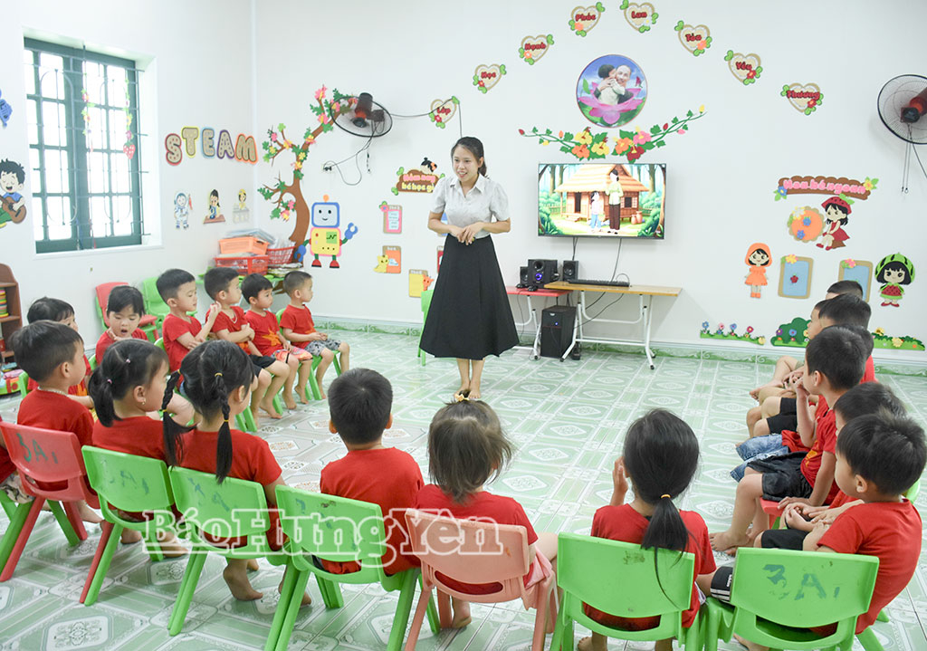 Ứng dụng công nghệ thông tin trong giờ học của lớp 3 tuổi A2, Trường Mầm nonAn Dục, xã Tân Tiến.