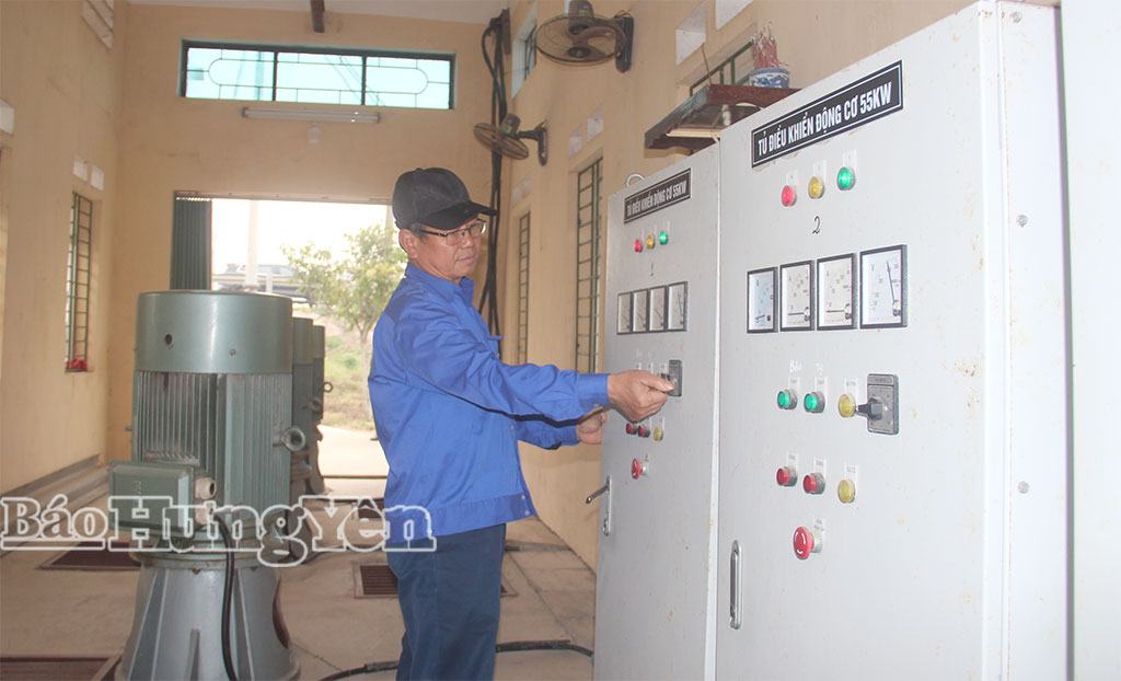 Công nhân Trạm bơm Triều Dương, xã Tiên Lữ kiểm trahệệ thống bơm tiêu tho thống bơm tiêu thoáát nước ph t nước phụục vụụ sản xuất nông nghi sản xuất nông nghiệệptrước vụ sản xuất mới.