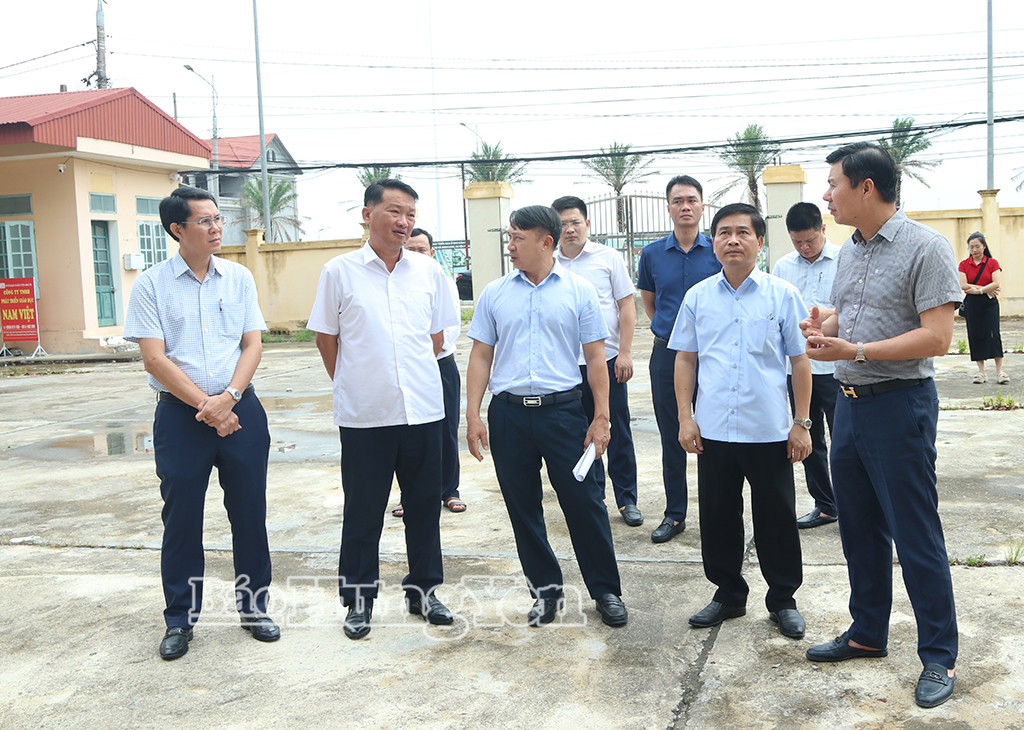 Đồng chí Phó Chủ tịch Thường trực UBND tỉnh Nguyễn Lê Huy kiểm tra cơ sở nhà, đất dôi dư tại xã Hưng Hà.