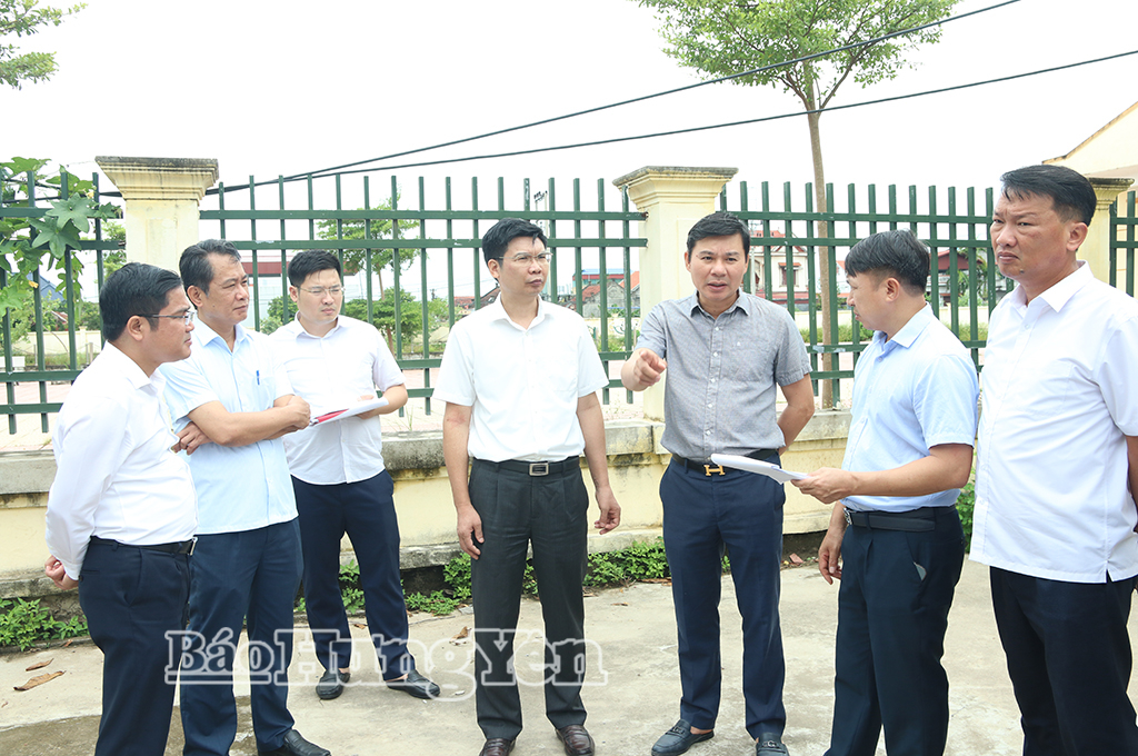 Đồng chí Phó Chủ tịch Thường trực UBND tỉnh Nguyễn Lê Huy kiểm tra cơ sở nhà, đất dôi dư tại xã Tiên Lữ.